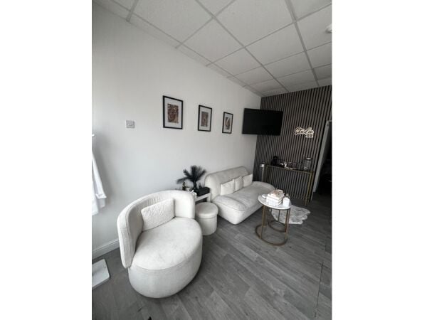 STYLISH & ESTABLISHED BEAUTY STUDIO IN SALFORD