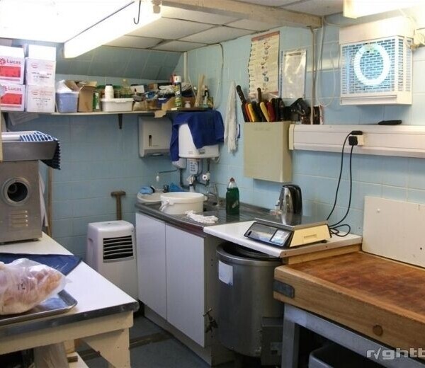 FREEHOLD HIGH CLASS VILLAGE BUTCHERS FOR SALE IN OXFORDSHIRE Photo 4