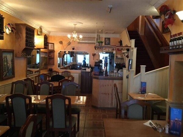 FULLY LICENSED ITALIAN RESTAURANT & PIZZERIA FOR SALE IN RINGWOOD TOWN CENTRE Photo 4