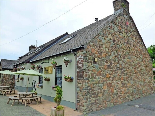 STUNNING PUBLIC HOUSE/RESTAURANT & FUNCTION VENUE WITH EXTENSIVE PRIVATE & GUEST ACCOMMODATION FOR SALE IN SOUTH WALES Photo 4