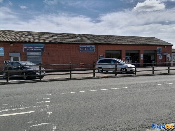 SERVICE, REPAIR AND MOT GARAGE Photo 4
