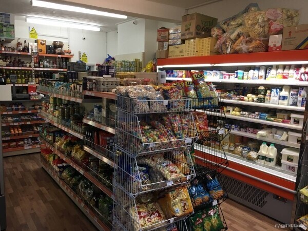 Eastern European shop for sale in Little Thrurock with a spacious garage, garden and basement Photo 4