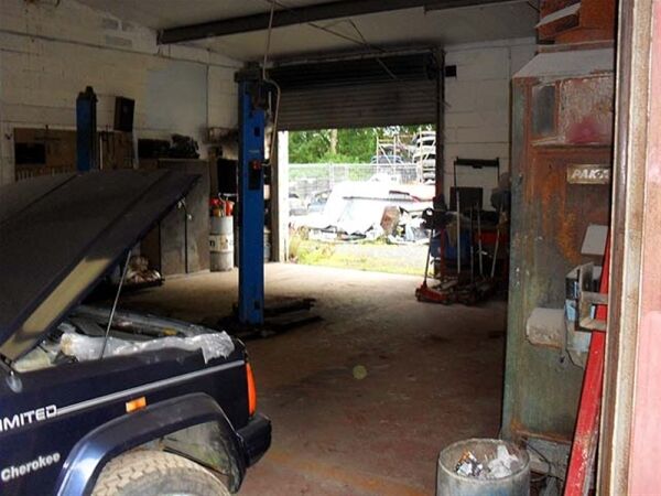 VEHICLE SPRAYERS & REPAIRS GARAGE - MID WALES Photo 4