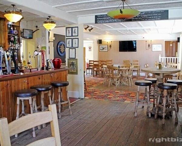 EAST SUSSEX - SUBSTANTIAL ROADSIDE PUB Photo 4