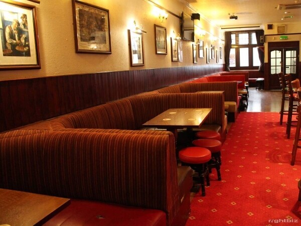 LONDON - POPULAR LIVE MUSIC & SPORTS BAR Photo 4