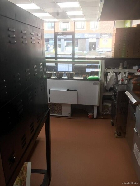 London Properties are pleased to offer to the market this well-established Indian takeaway with 3-be Photo 4