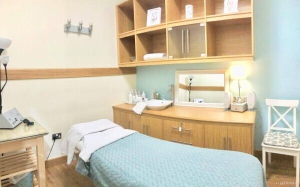 Established Beauty and Advanced Aesthetic Salon in central Southampton with huge potential. Photo 5