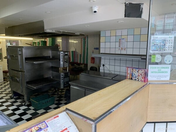 We have a very good location pizza takeaway with a two oven and also it has another kitchen Photo 4