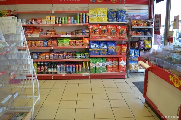 Exclusive to the market, this busy hidden gem is located in Wednesfield, Wolverhampton £8k PW Taking Photo 4