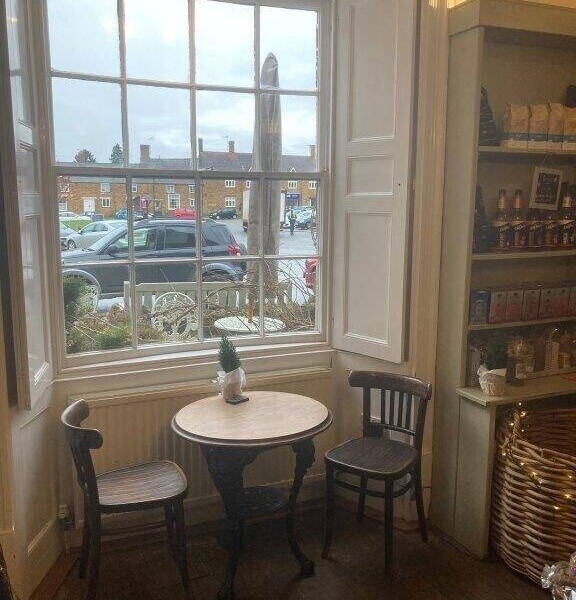 WELL PRESENTED DAYTIME LICENSED COFFEE SHOP/SANDWICH BAR in pleasant Oxfordshire country town. Photo 4
