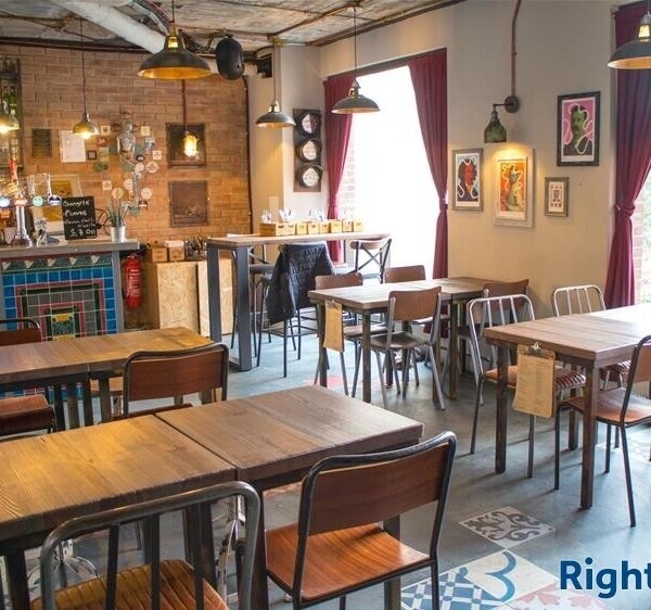 LONDON - PUB BY STATION & UNIVERSITY Photo 4