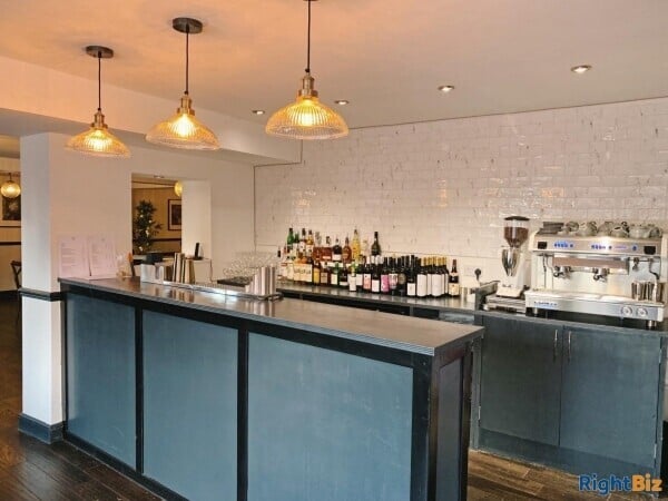 Amazing refurbished modern restaurant, potential to increase opening times and revenue. Photo 4