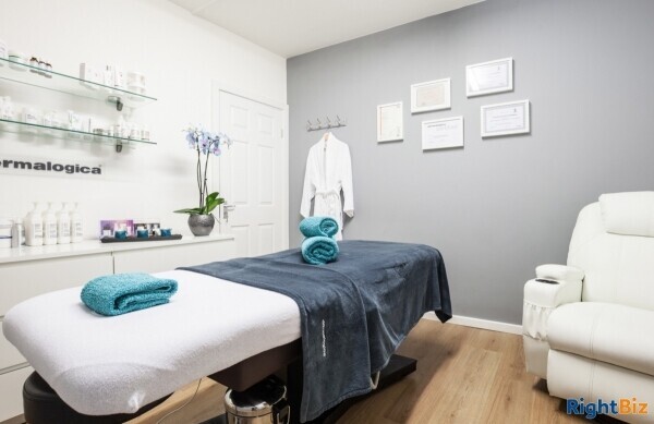 Well established, stylish boutique hair and beauty salon. Walking distance of Putney high street Photo 4