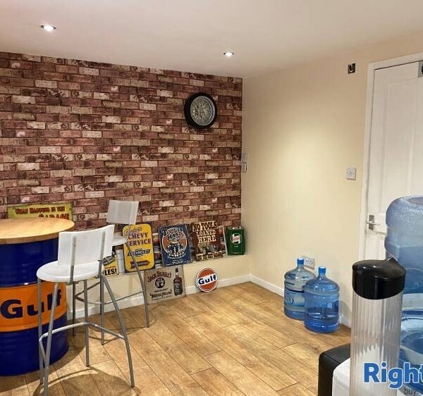 Popular Automotive Garage for Sale in Knebworth Photo 4