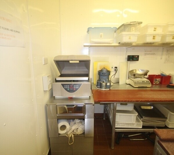Class 3 Hot Food Takeaway / Cafe in Excellent Canalside Location for Lease Photo 4