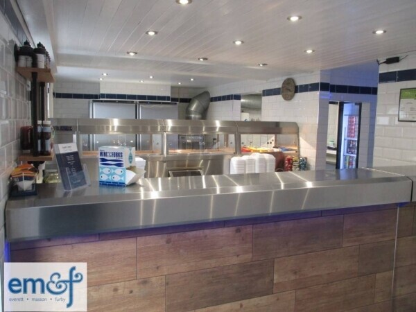 Fish & chip shop with s/c 2 bed flat, affluent Cotswolds village Photo 4