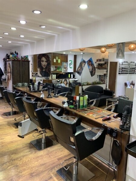 SUPERB UNISEX HAIR & NAILS STUDIO IN COVENTRY CITY CENTRE Photo 4
