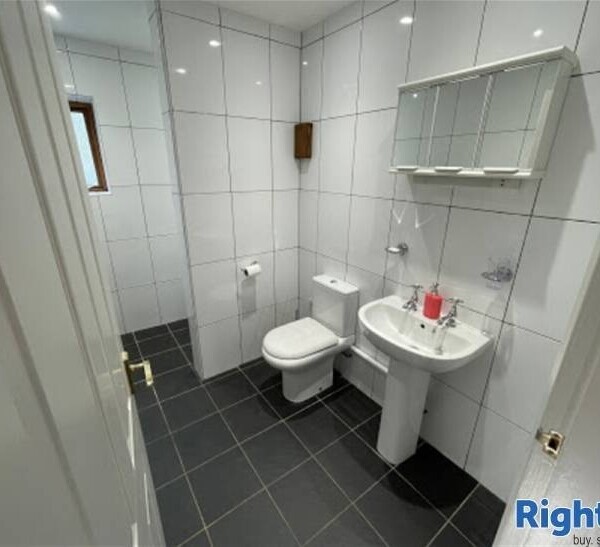 CHARMING FREEHOLD HOLIDAY LETS IN CASTLETON TOWN CENTRE Photo 4