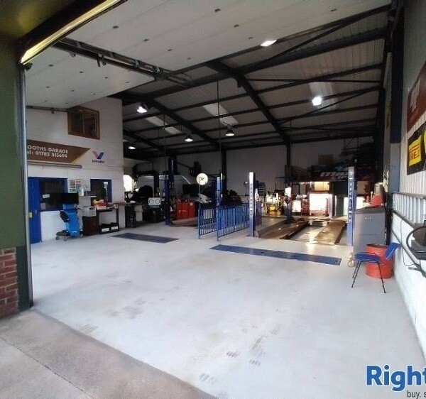 Well-established Garage with repeated custom Photo 4