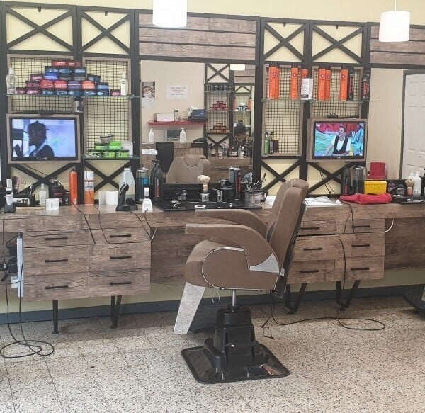 MODERN BARBERSHOP FOR SALE. ON HIGH STREET, NO OTHER BARBERS AROUND IT Photo 2