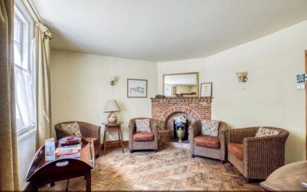 Freehold 7 Bedroom Guest House Located In Henley In Arden Photo 4