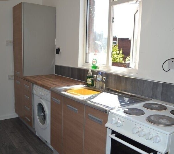 FREEHOLD FOR SALE! Do not miss out on this fantastic opportunity to invest in this well established Photo 4
