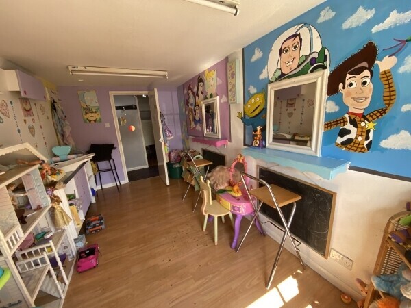 Leasehold hair and beauty salon for sale in the historic town of Amesbury Wiltshire Photo 4