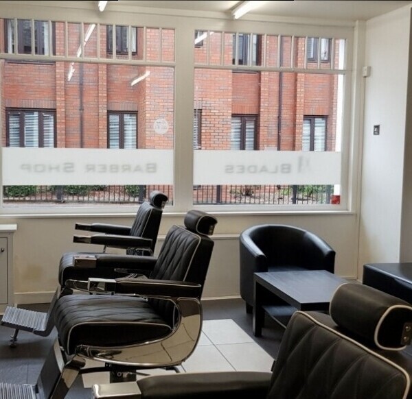 Hairdressers-Barbershop. Fully Fitted VERY low start-up costs. Photo 4
