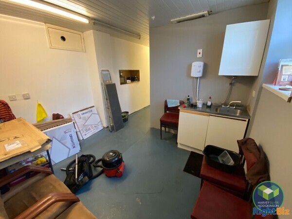 BARBERS: OLDHAM: 9386 Photo 4