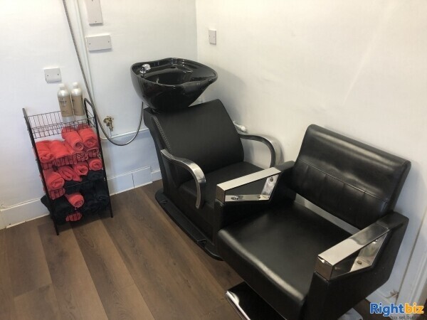 Barber Shop lease for sale, situated in a prime location with low running costs. Photo 4