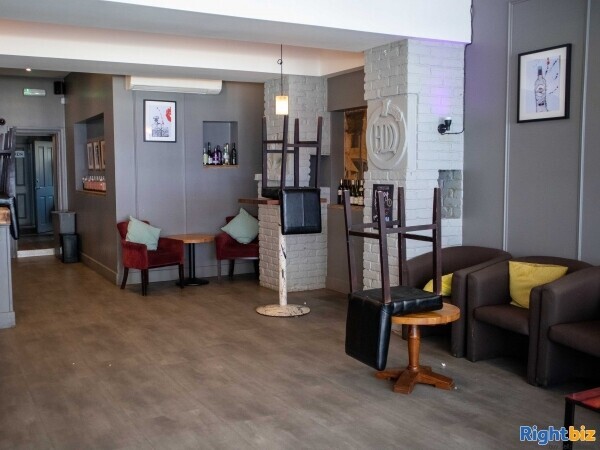 SURREY - BAR & COCKTAIL LOUNGE Photo 4