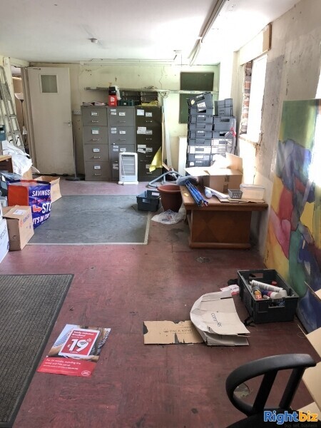 Post Office/Retail with Modern 2 Bedroom Flat Photo 4