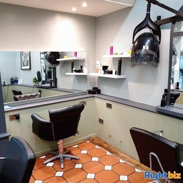 HAIR SALON &BARBERS SHOP TRADING 45 YEARS in centre of historic Oxfordshire market town of Burford. Photo 4