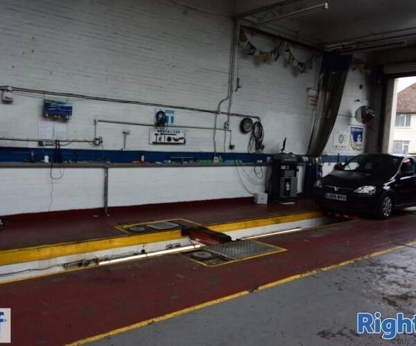 Long Established MOT and Service Centre with Freehold Photo 4