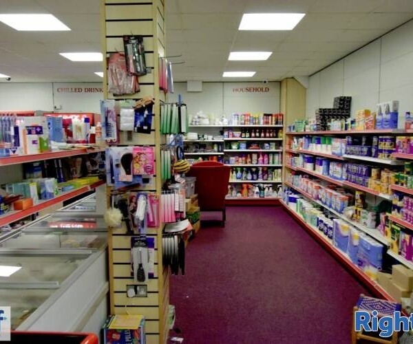 Spacious News / Grocery Store: Herts Town Photo 4