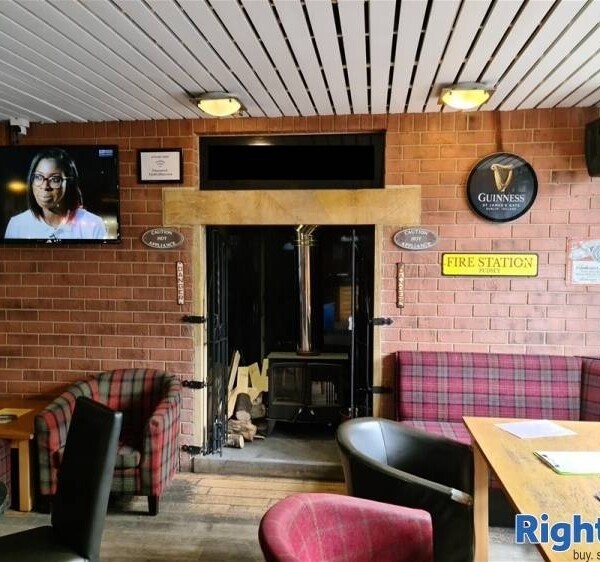 FREEHOLD Detached Bar in a Busy Market Town on the Outskirts of Leeds Photo 4