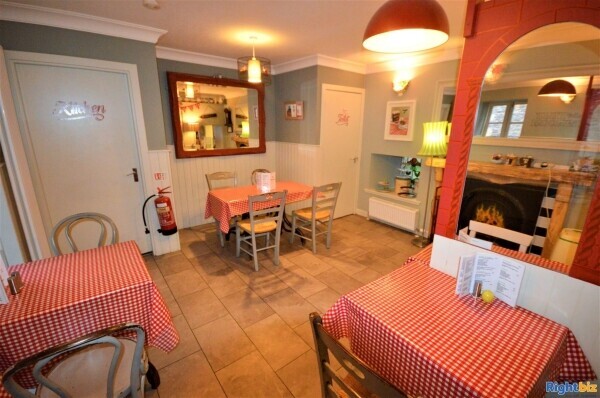 Popular and neatly presented café & coffee shop in the beautiful town of Dunblane (ref 1408) Photo 4