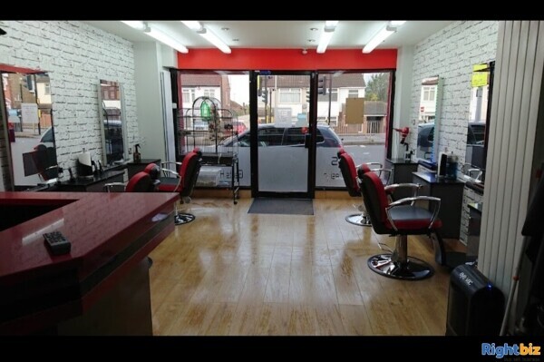 Barber chair for rent in Luton Photo 4