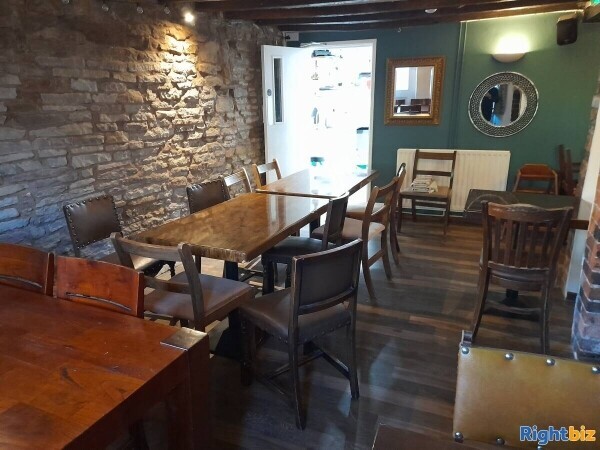 SHROPSHIRE - HISTORIC COACHING INN LOCATED AT THE HEART OF A POPULAR HILLSIDE TOWN Photo 4