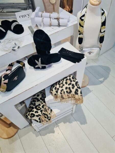 Well Established Fashion Boutique **Heavily Reduced** Photo 4