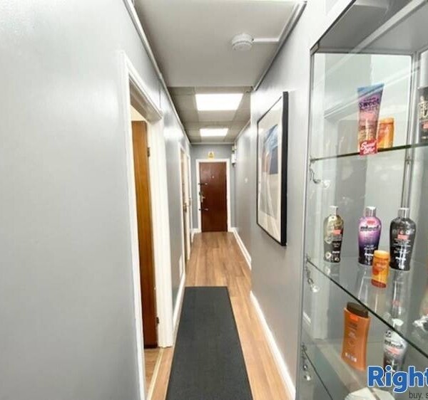 Leasehold Tanning Salon Located In Bloxwich Photo 4