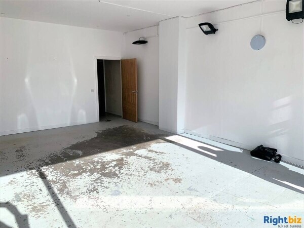 Well-appointed class 1 retail unit offered in shell condition. (ref 1447) Photo 4