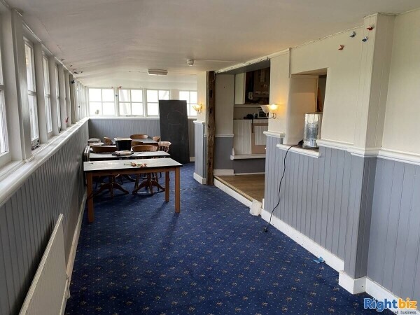 HAMPSHIRE - FREE OF TIE AFFLUENT VILLAGE PUB Photo 4