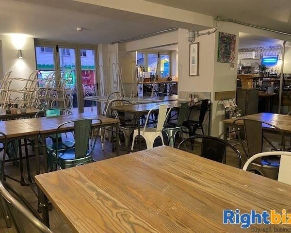 High class cafe in prosperous Thameside village in Berkshire Photo 4
