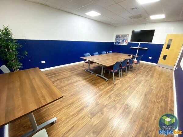 CAFE: TRAFFORD PARK: Photo 4