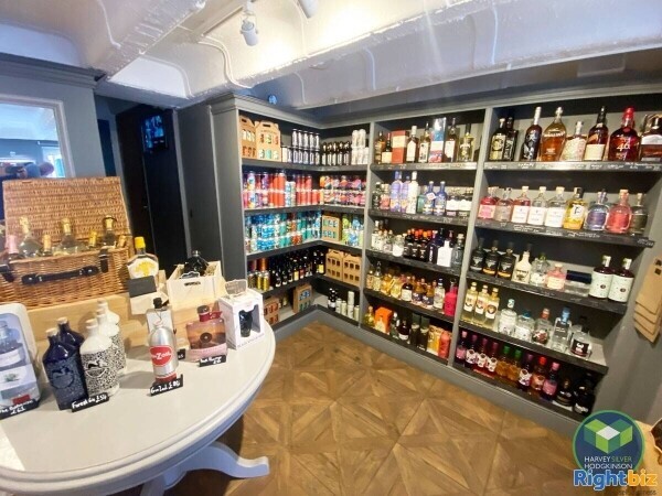OFF LICENCE/BAR: ALTRINCHAM: Photo 3