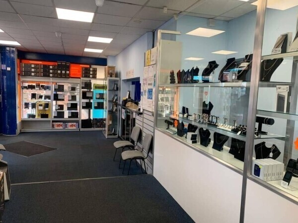 RETAILER OF ELECTRONIC DEVICES AND MONEY TRANSFER POINT Photo 4