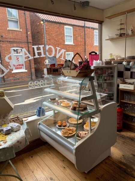 Busy, highly rated and well-established coffee shop / café in the centre of Sleaford. Photo 4