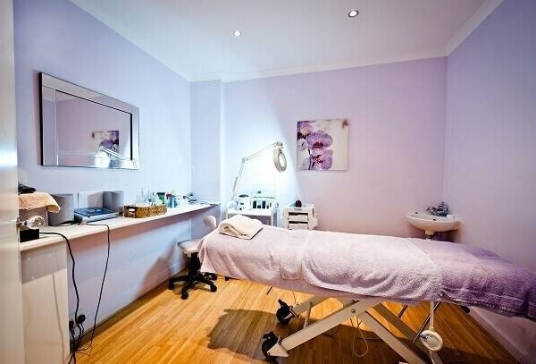 Leasehold Clarins Gold Beauty Salon for sale - Oxted Photo 4