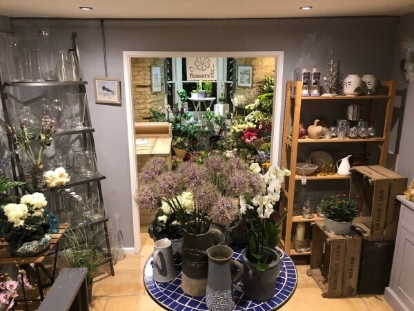 WELL-ESTABLISHED FLORISTS in Oxfordshire Cotswolds town of Chipping Norton. Photo 4